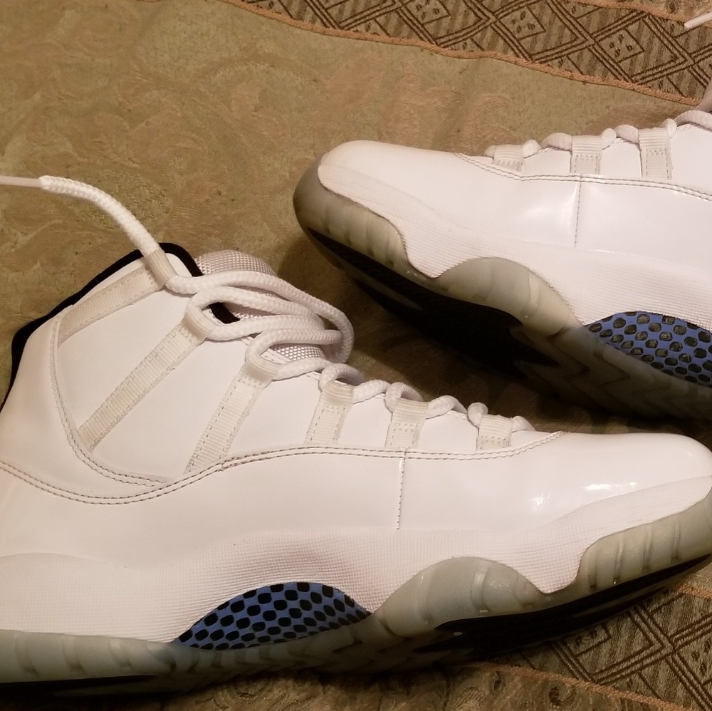 Air Jordan 11s Legend blue sz 10.5 great condition